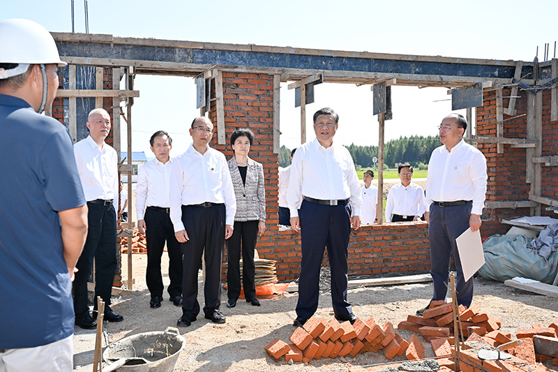 9月6日至8日，中共中央总书记、国度主席、中央军委主席习近平在黑龙江调查。这是7日上午，习近平在遭逢洪涝灾害的哈尔滨尚志市老街基乡龙王庙村，观察水毁房屋沉建情况。